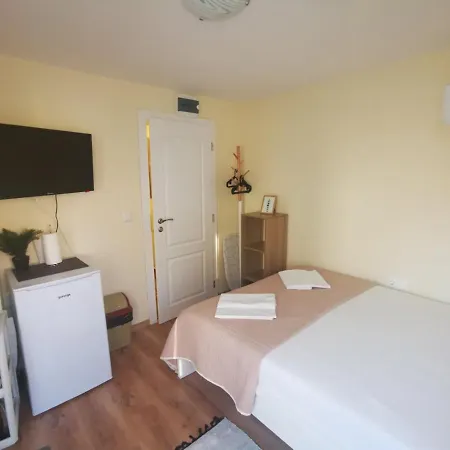 Damaris Guest house *